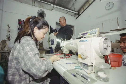Pekerja The New Factory (TNF) di Bandung tengah memproduksi barang dari olahan limbah tekstil. PLN UID Jawa Barat memberikan dukungan kepada koperasi mode sirkular ini untuk mendorong ekonomi hijau dan pemberdayaan masyarakat.