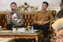 Dua narasumber dari Bank Indonesia dan Kemenko Perekonomian RI memberikan pemaparan dalam High Level Meeting (HLM) Pengendalian Harga Menjelang Natal dan Tahun Baru di Aula Garuda Pendopo Cianjur, Rabu (26/11/2025).