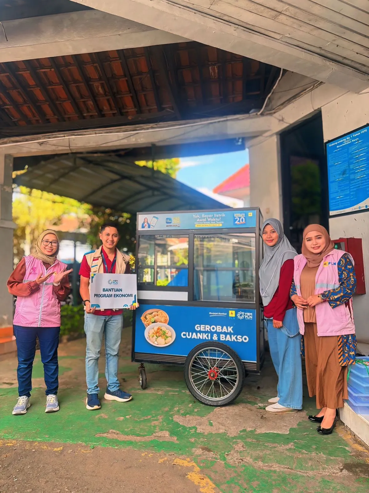 Srikandi dan YBM PLN UP3 Cianjur Dukung UMKM Bangkit melalui Bantuan Gerobak dan Modal Usaha