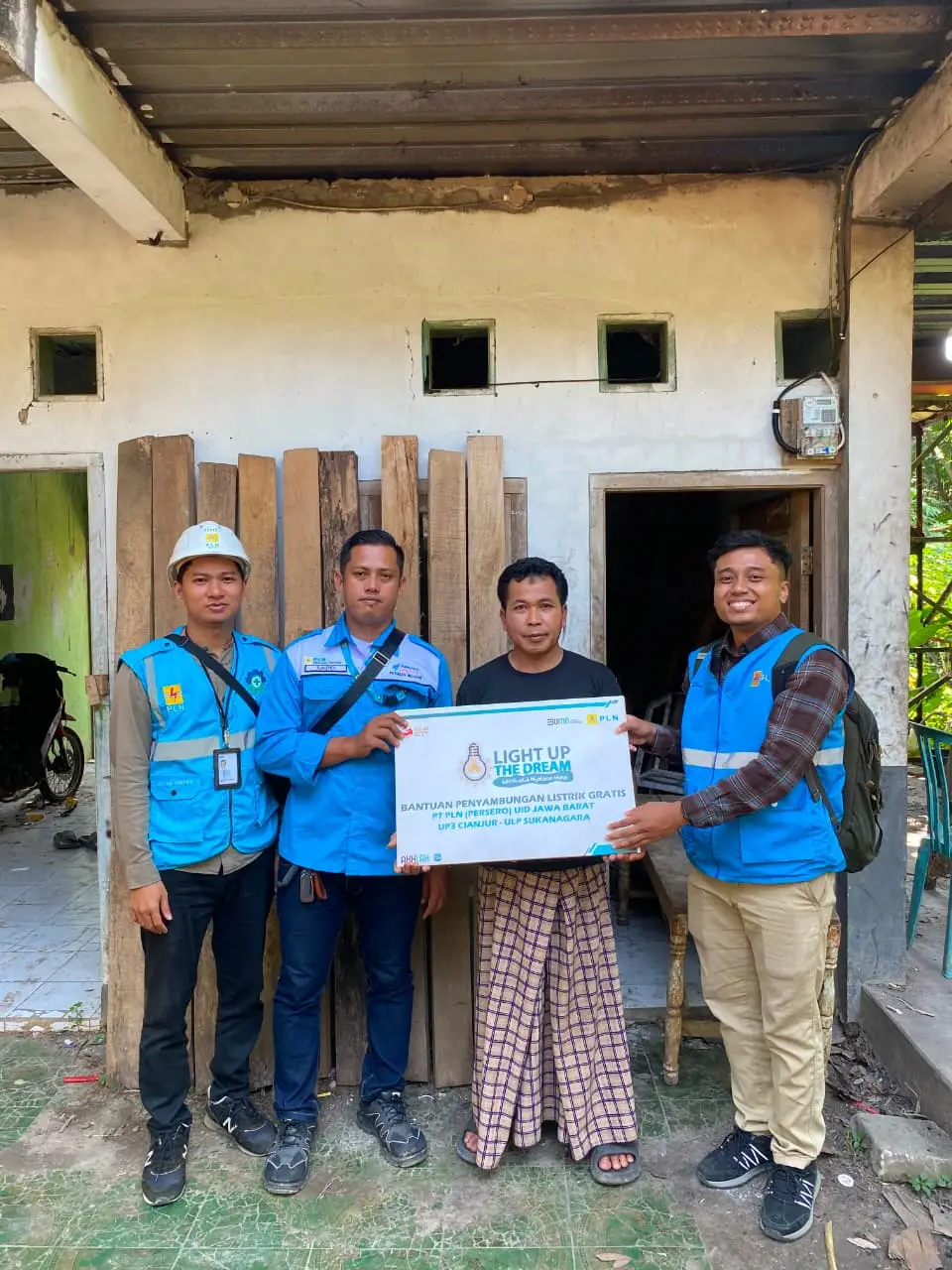 Terangi Negeri dengan Semangat Pancasila, PLN UP3 Cianjur Hadirkan Listrik bagi Pesantren Nurul Hikmah