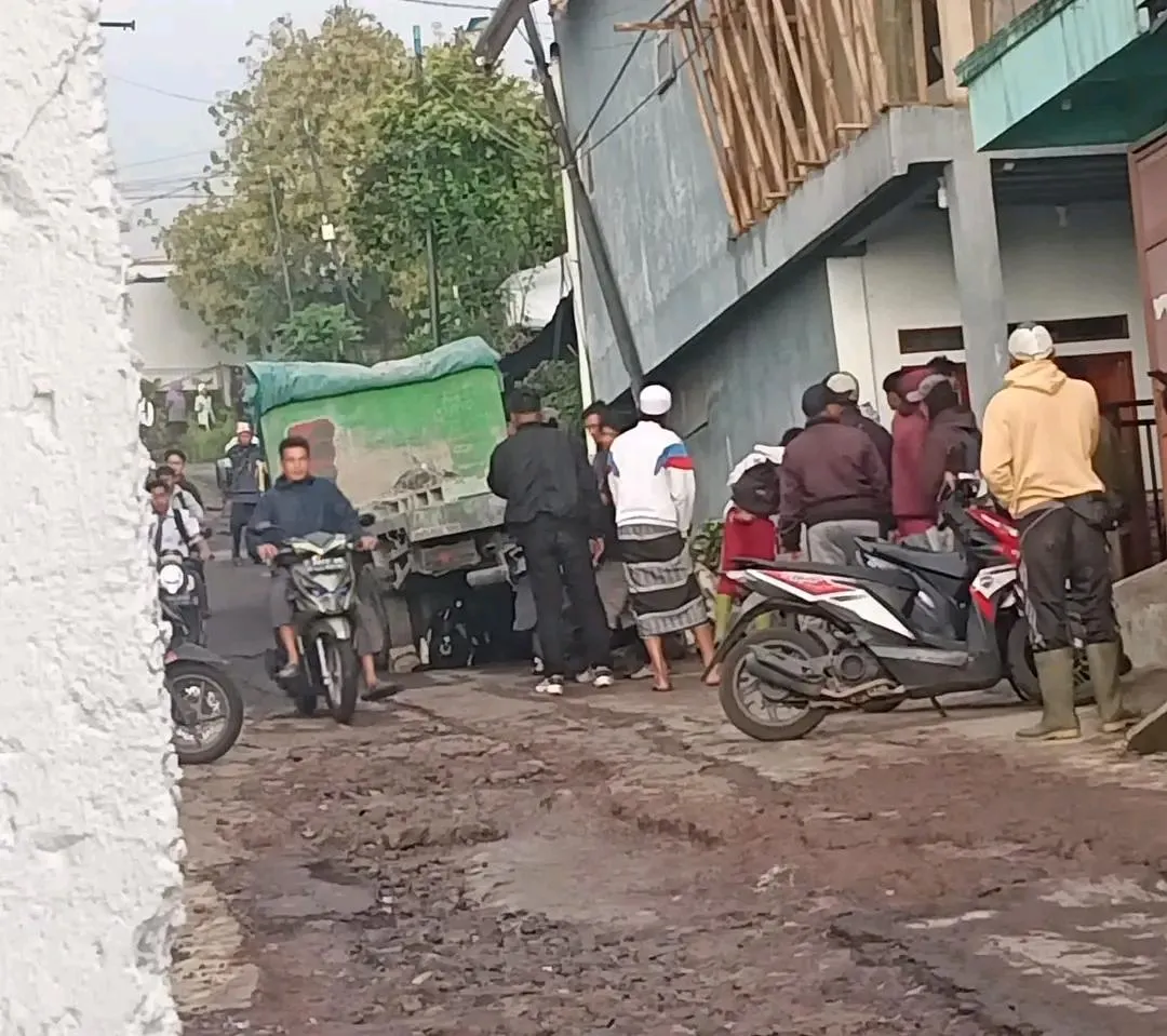 Truk Mundur Diduga Akibat Kerusakan Teknis di Pacet Cianjur, Satu Penumpang Motor Tewas