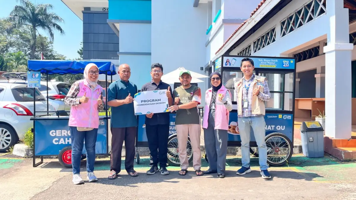 Tumbuhkan UMKM yang Berdaya, Srikandi PLN dan YBM UP3 Cianjur Salurkan Bantuan Gerobak Usaha