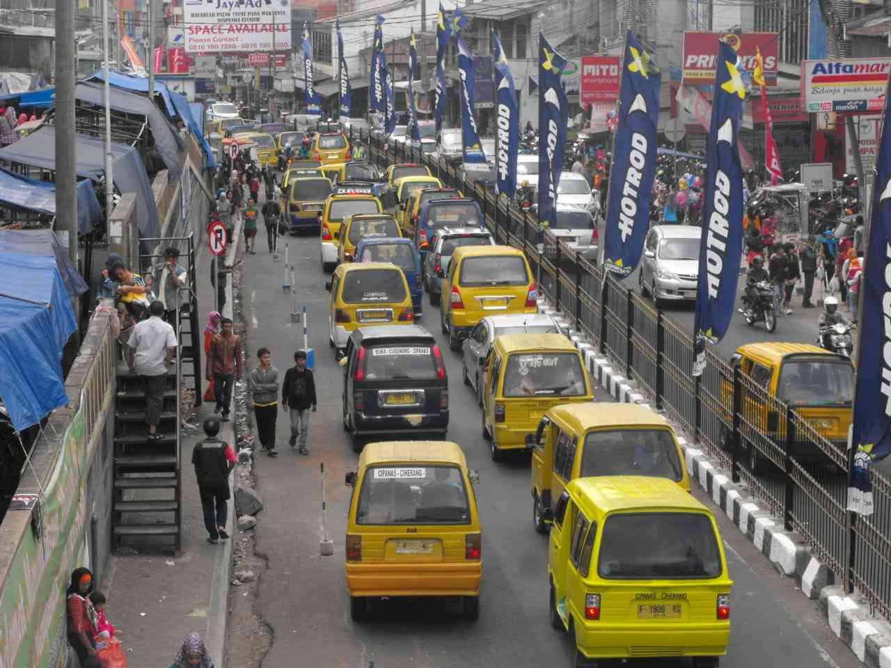 Suasana Jalan Raya depan Pasar Cipanas, beberapa waktu lalu.