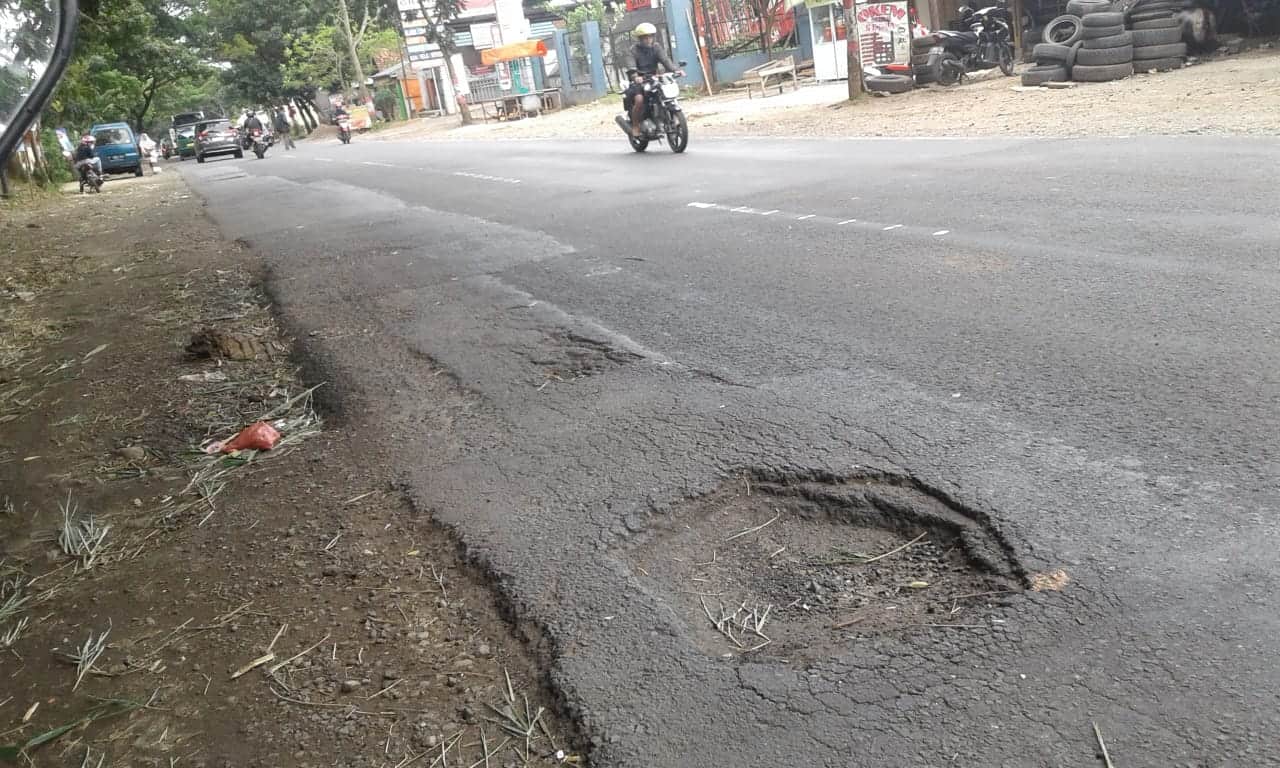 Nyaris Celaka Gara-gara Jalan Berlubang