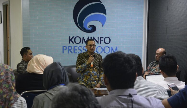 Dirjen Aptika Kominfo, Semuel Aabrijani Pangerapan saat menerangkan peluncuran Chatbot Anti Hoaks di hadapan rekan-rekan media di Jakarta, Jumat (12/4). Foto: Kemkominfo RI