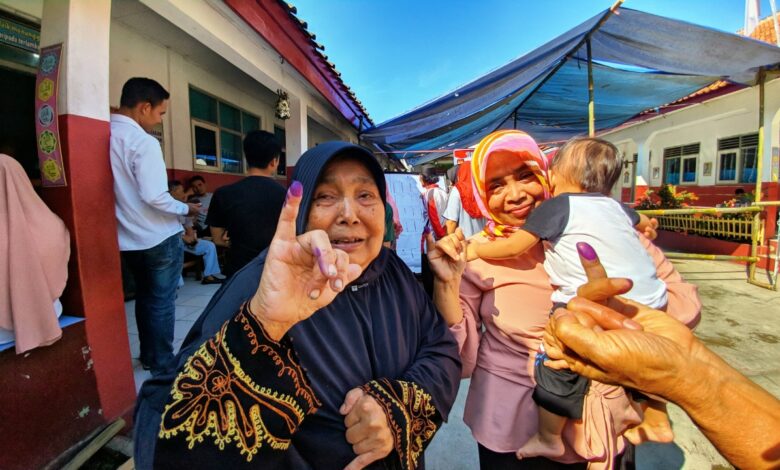 Sejumlah pemilih lansia berfoto usai mencoblos di TPS 07 Desa Kedung Hilir Desa Sukamanah Kecamatan Cugenang.