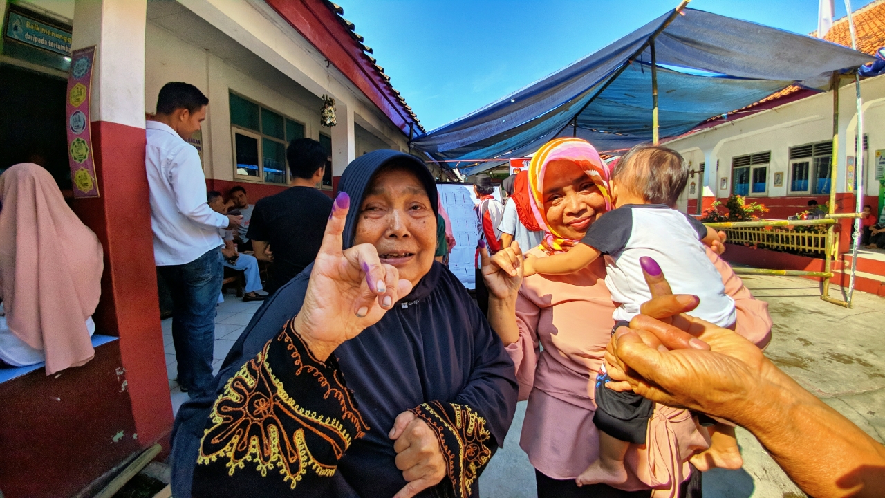 Sejumlah pemilih lansia berfoto usai mencoblos di TPS 07 Desa Kedung Hilir Desa Sukamanah Kecamatan Cugenang.