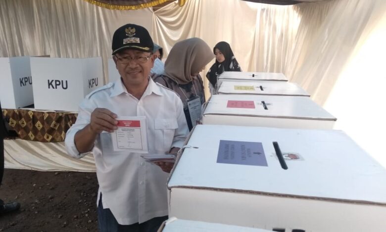 Herman bersama keluarga yang terdiri dari Hj Anita Sincayani (Istri), Revi Septianovi (anak), dan Muhamad Abdul Azis (menantu) melakukan pencoblosan di TPS 20 Kampung Sukawarna satu RT 1/9, Desa Sarampad Kecamatan Cugenang.