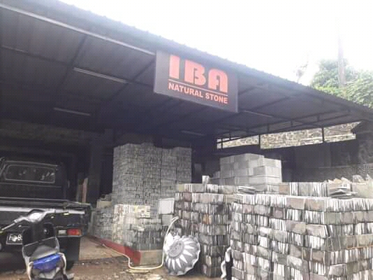 IBA Natural Stone di Jalan Raya Cipanas menyediakan berbagai jenis ornamen batu alam berkualitas.