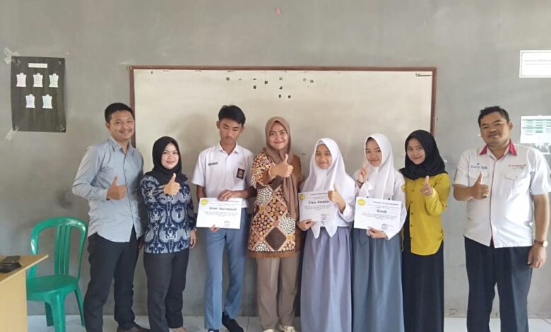 Guru, siswa, dan siswi SMK Binkara CIanjur berfoto bersama.