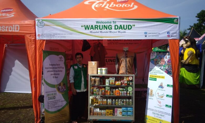 Warung Daud yang menjual berbagai produk herbal kini membuka stan di pameran expo Lapangan Prawatasari.