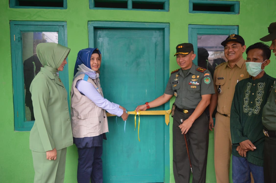 Dandim 0608/Cianjur bersama Manajer Area PLN Cianjur dan beberapa pihak saat berada di depan rumah Aep yang selesai diperbaiki.