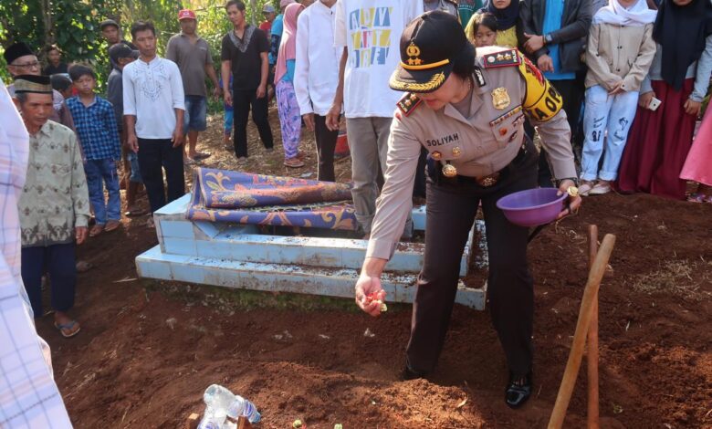 Kapolres Cianjur, AKBP Soliyah, menghadiri pemakaman tiga remaja korban tabrak lari di Cidaun, Minggu (12/5/2019)