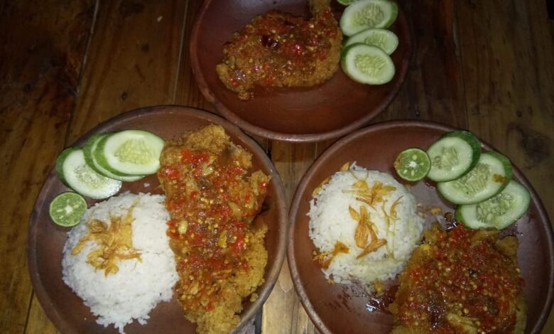 Ayam geprek merupakan menu andalan di Kafe Waroeng Djadoel (Wadul) di Jalan Moch Toha Nomor 13, Kelurahan Solokpandan, Kecamatan Cianjur.