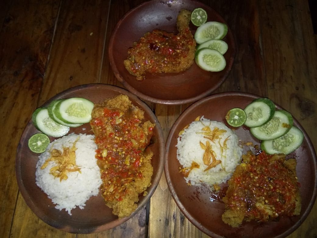 Ayam geprek merupakan menu andalan di Kafe Waroeng Djadoel (Wadul) di Jalan Moch Toha Nomor 13, Kelurahan Solokpandan, Kecamatan Cianjur.