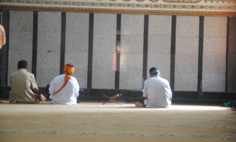 Sejumlah umat muslim sedang beribadah di Masjid Agung Cianjur.