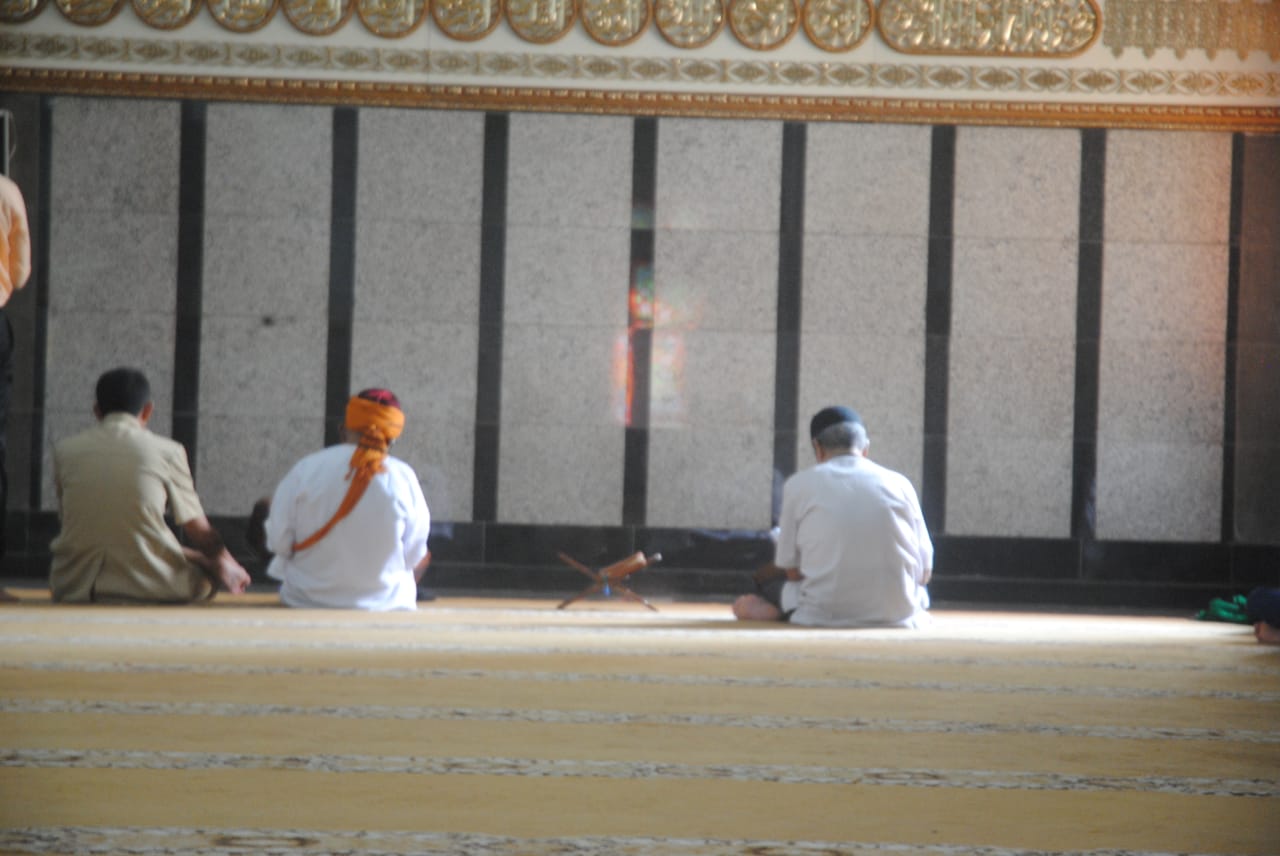 Sejumlah umat muslim sedang beribadah di Masjid Agung Cianjur.