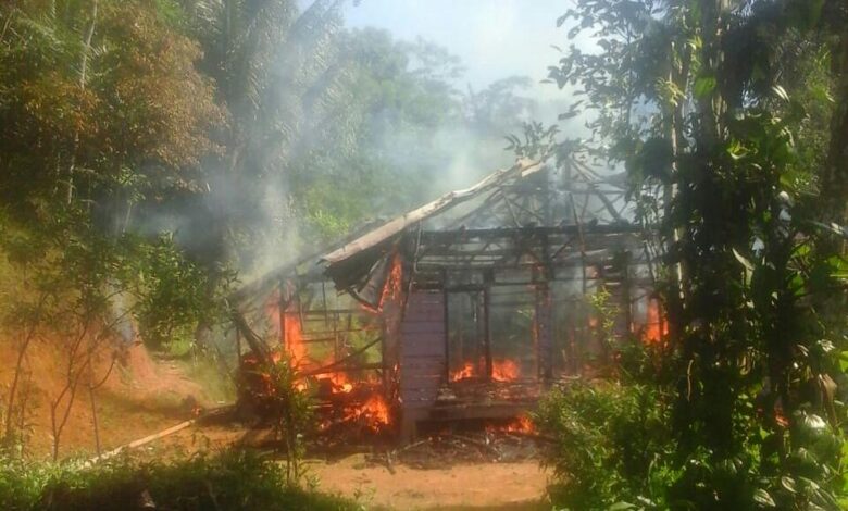 Diduga Gangguan Jiwa, Pria di Pasirkuda Cianjur Bakar Rumahnya