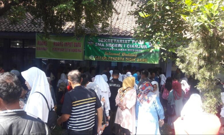 Ratusan siswa SMP dan orang tuanya memadati SMAN 1 Cianjur, Sabtu (29/6/2019) siang.