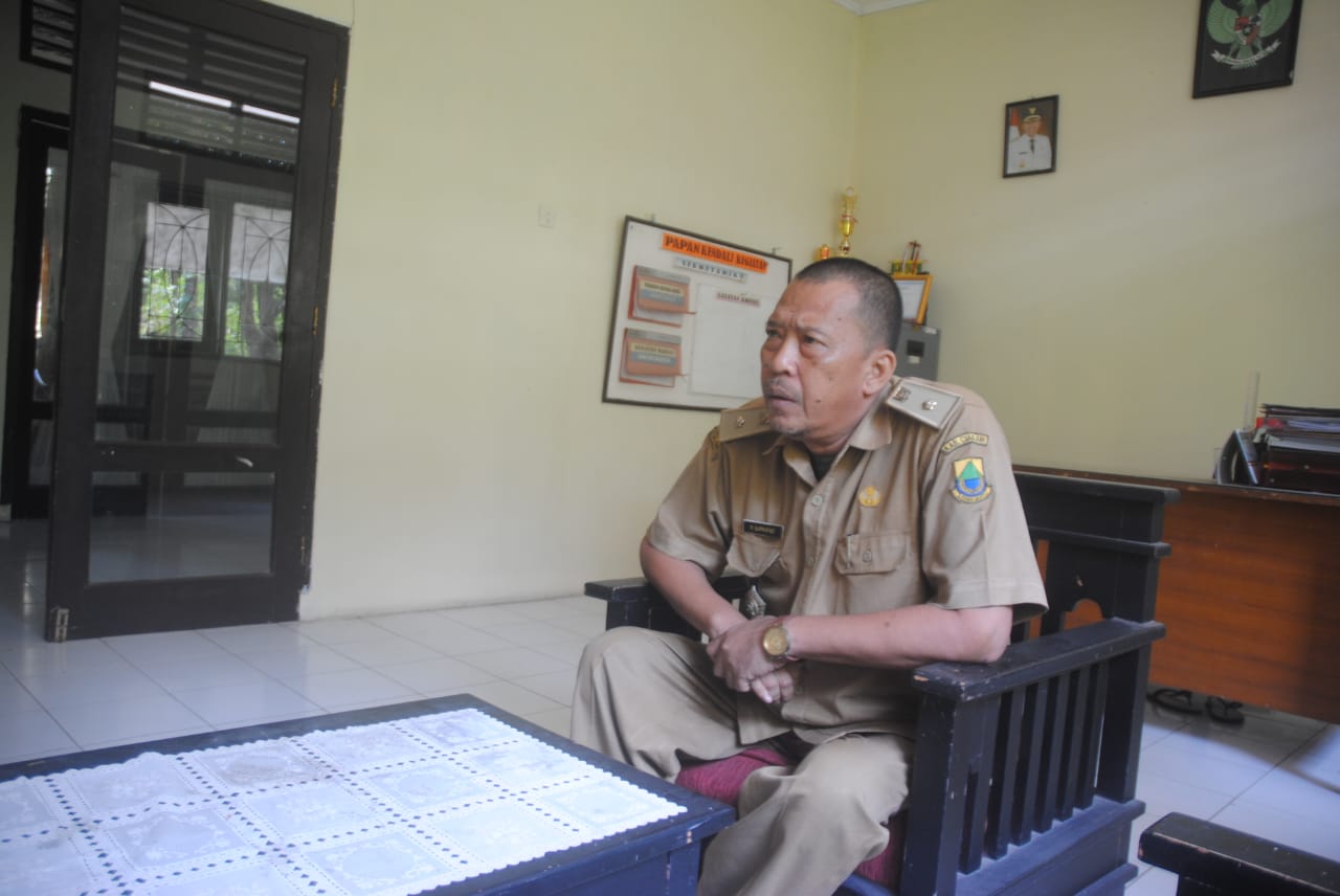 Sekretaris Kecamatan Gekbrong, R. Supriatna