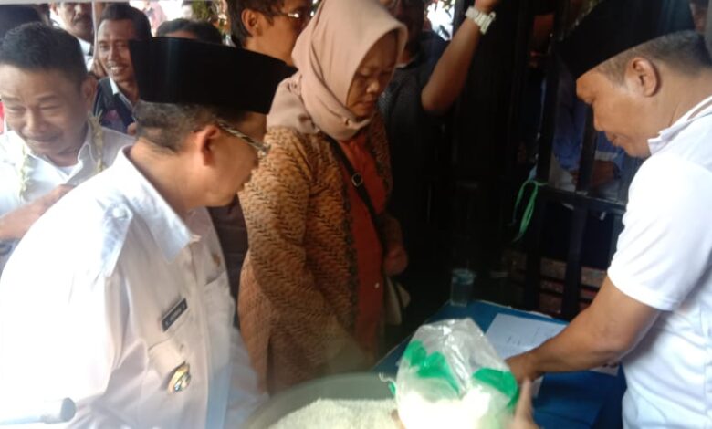 Plt Bupati Cianjur, Herman Suherman, menyalurkan program Bantuan Pangan Non-Tunai di Desa Kertajati, Kecamatan Cidaun, Kabupaten Cianjur, Rabu (26/6/2019).