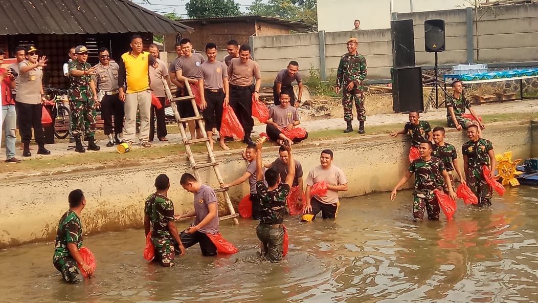 Gubyag Balong, Aparat TNI/Polri di Cianjur 'Basah-basahan'