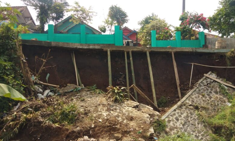 Viral di media sosial kondisi jalan di Kampung Awilarangan, Desa Benjot, Kecamatan Cianjur nyaris amblas Foto: Facebook Ade Sobari