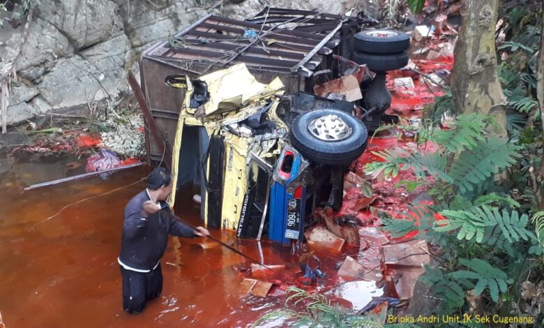 Truk masuk jurang di Cibeureum.