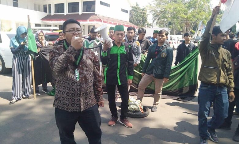 Massa HMI beserta warga Ciherang demo di Kantor DLH dan Pemkab Cianjur