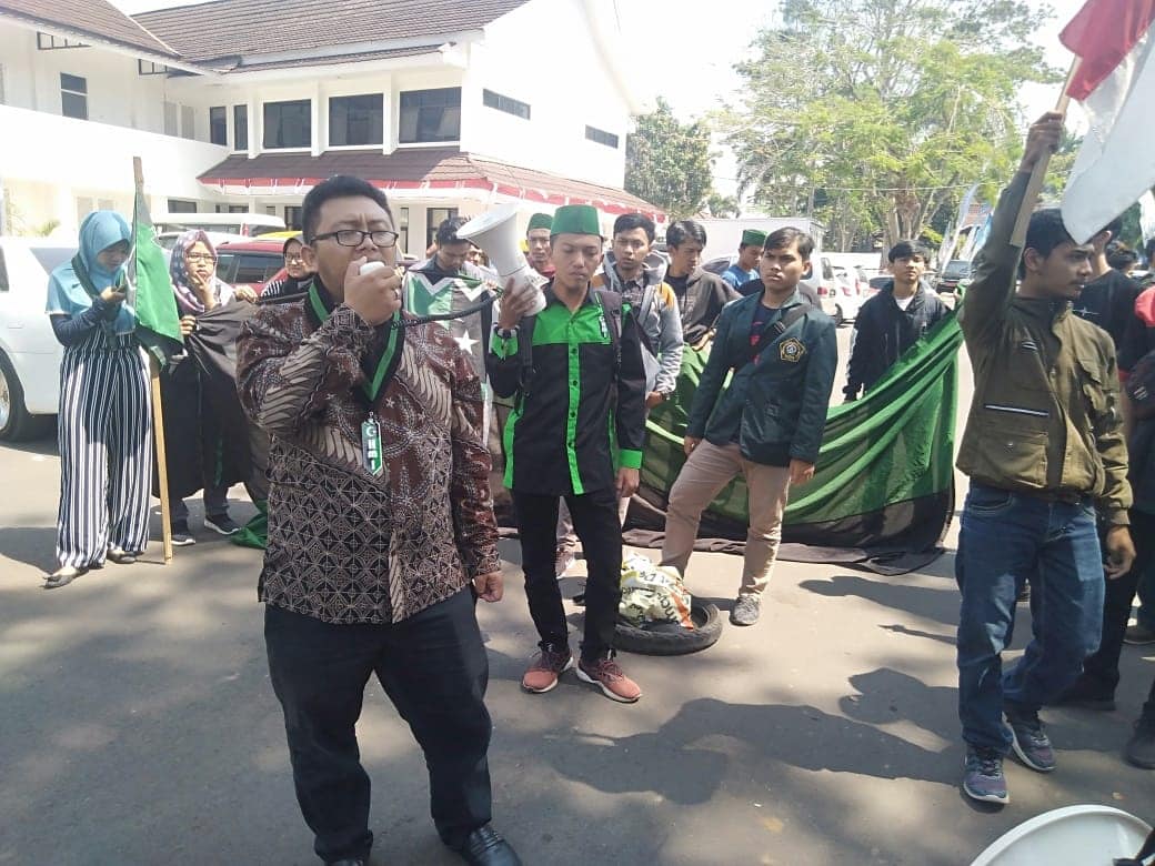 Massa HMI beserta warga Ciherang demo di Kantor DLH dan Pemkab Cianjur