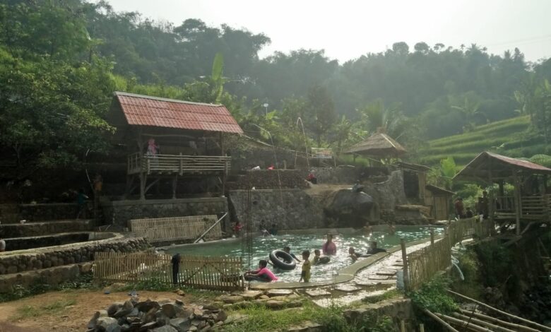 Kolam Pemandian Alam Saung Cikal