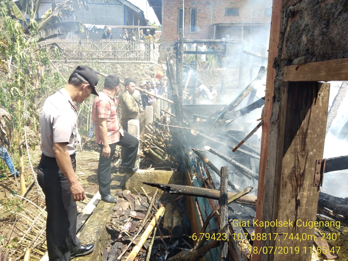 Kebakaran Diduga Akibat Tungku, Dua Rumah di Cijedil Hangus