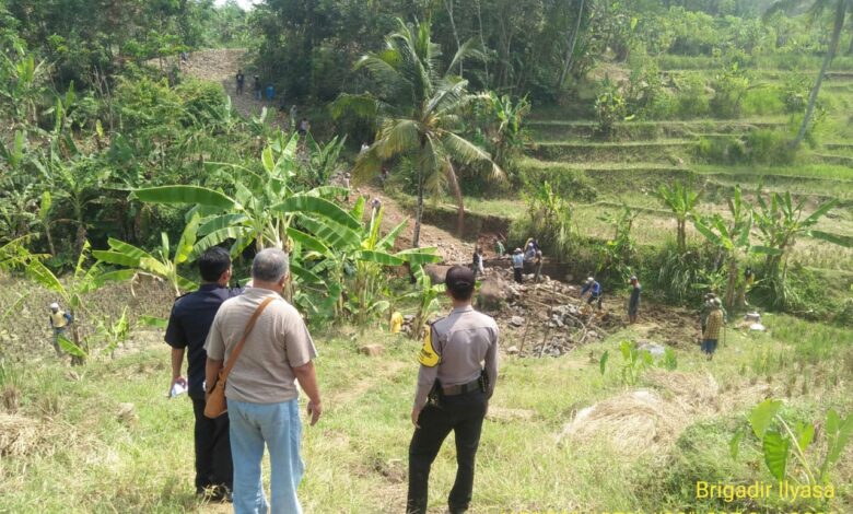 Polisi Pantau Pengerasan Jalan di Ciranjang