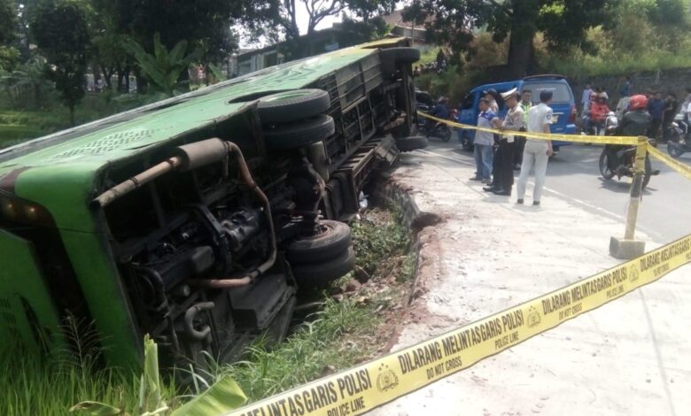 Bus Karunia Bakti terguling di Tapal Kuda Cianjur.