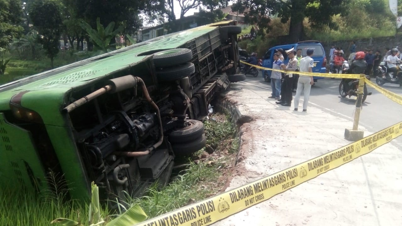 Bus Karunia Bakti terguling di Tapal Kuda Cianjur.