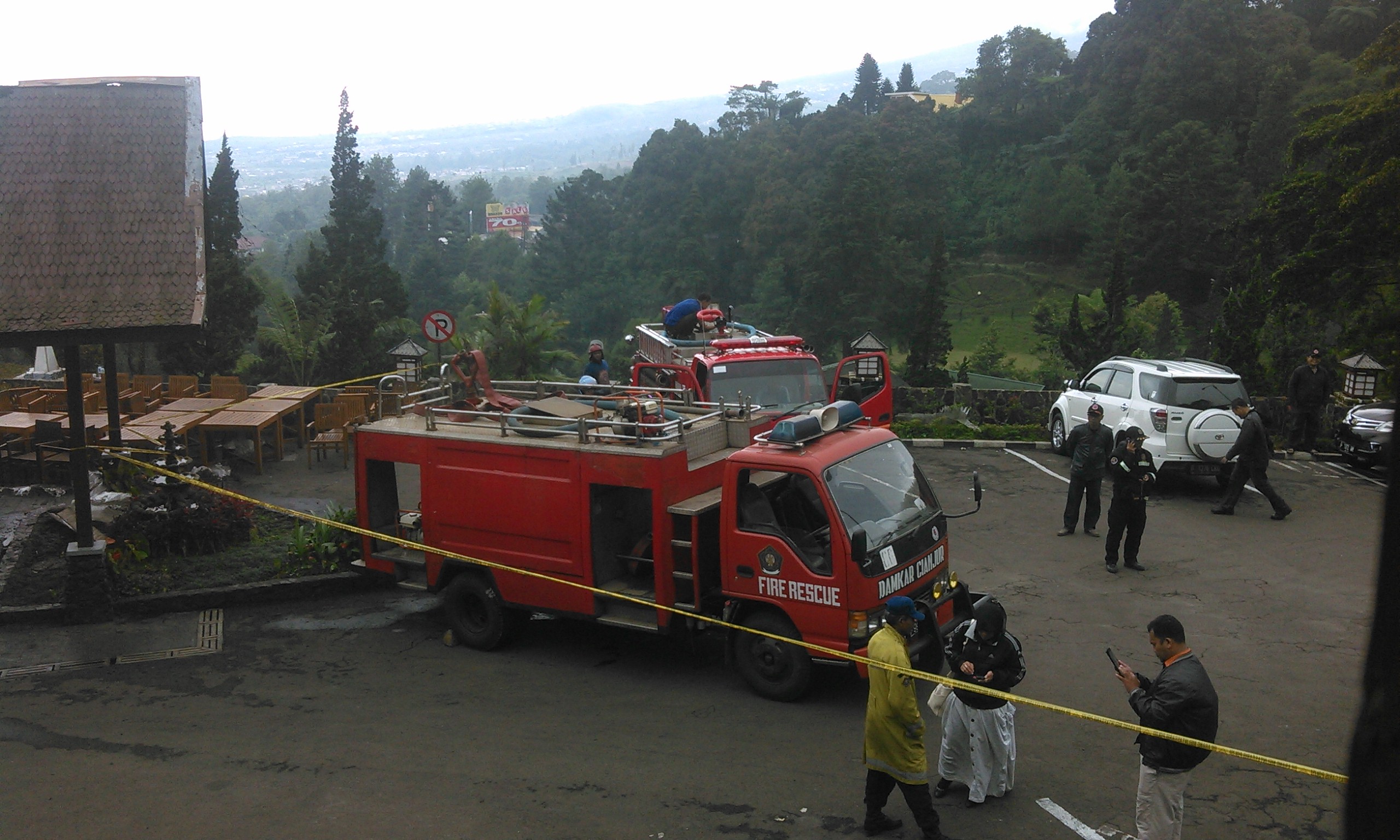 Personel Pemadam Kebakaran (Damkar) Cianjur saat memadamkan api di sebuah restoran di Cipanas, beberapa tahun lalu. Foto: M Reza Fauzie