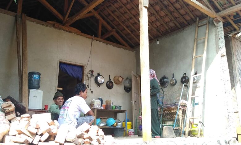 dua rumah di cibadak cianjur rusak akibat gempa