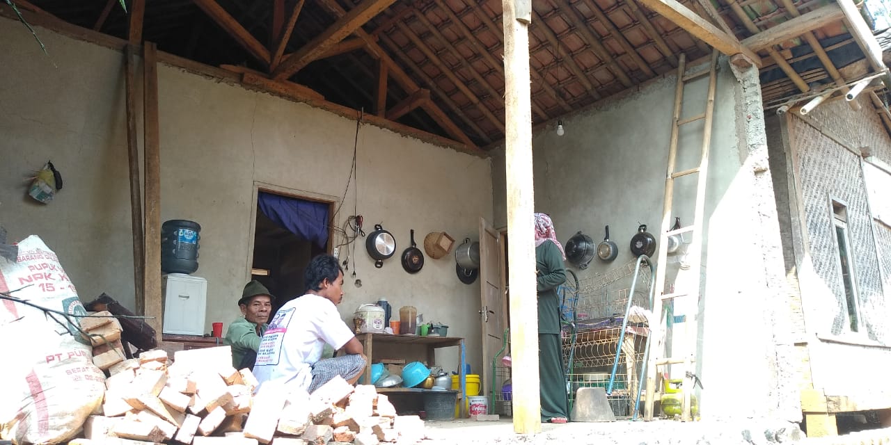 dua rumah di cibadak cianjur rusak akibat gempa