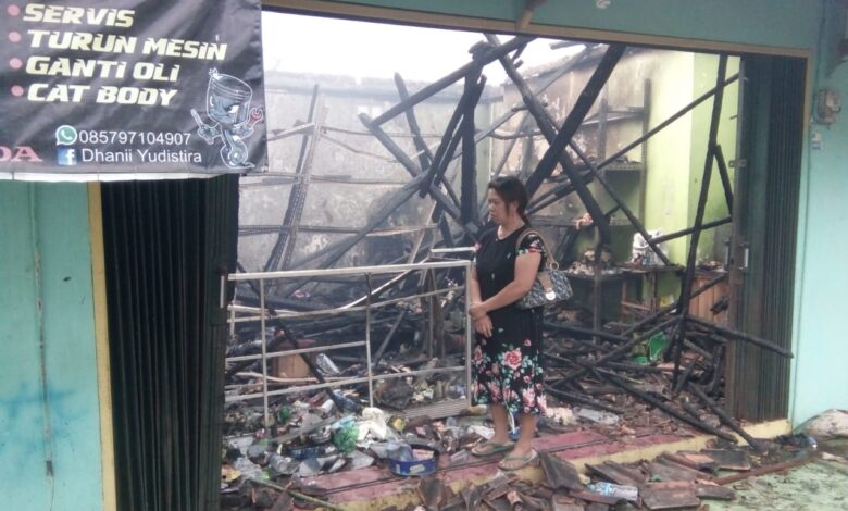 Oneng pasrah melihat warung miliknya ikut terbakar. Foto: Afsal Muhammad/Cianjurtoday.com