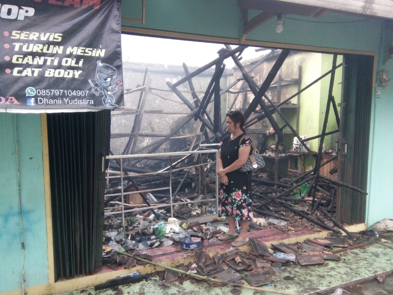 Oneng pasrah melihat warung miliknya ikut terbakar. Foto: Afsal Muhammad/Cianjurtoday.com