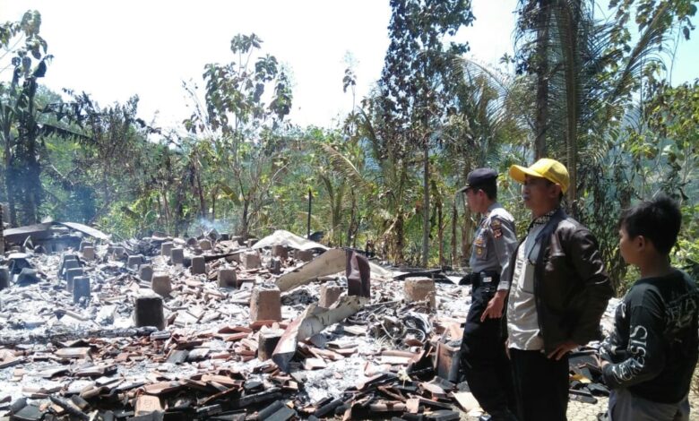 Kebakaran menghanguskan sebuah rumah di Kampung Parung Petir, Desa Girimukti, Kecamatan Sindangbarang, Kabupaten Cianjur, Kamis (5/9/2019).