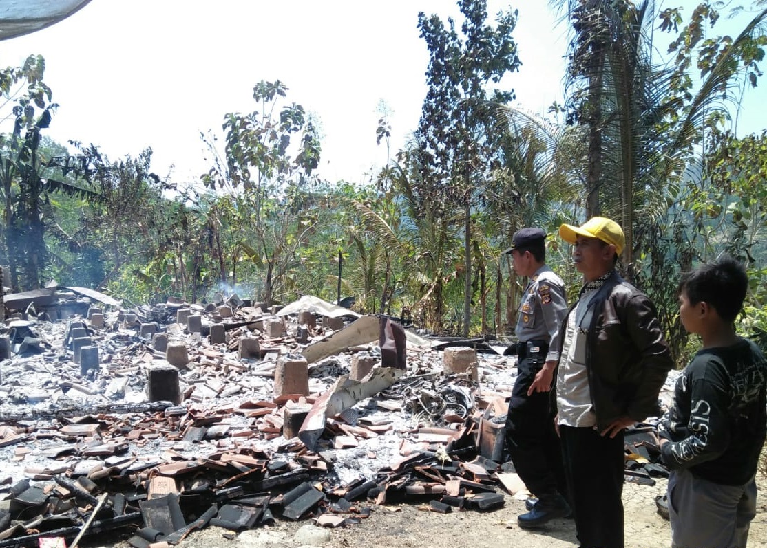 Kebakaran menghanguskan sebuah rumah di Kampung Parung Petir, Desa Girimukti, Kecamatan Sindangbarang, Kabupaten Cianjur, Kamis (5/9/2019).