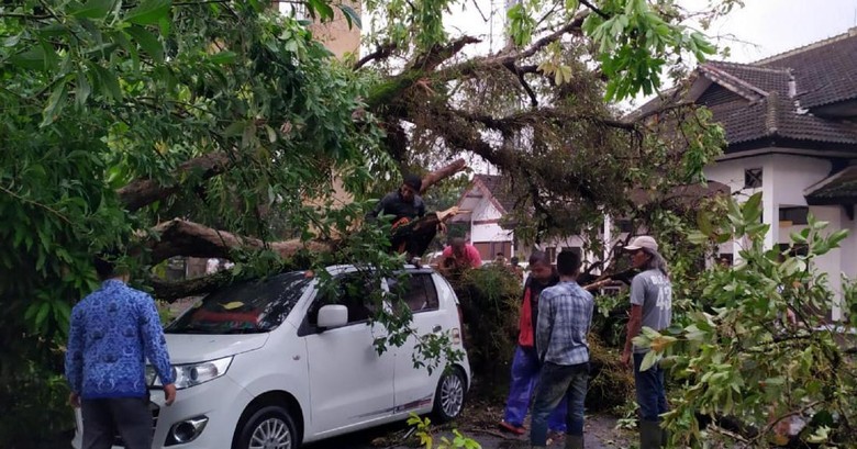 Hujan Badai di Cianjur, Pria Ini Tolong Istri yang Terjebak Dalam Mobil