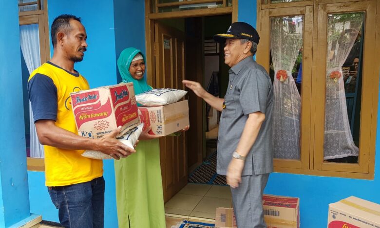 Tjetjep Turun Tangan Bantu Korban Longsor Cibeber