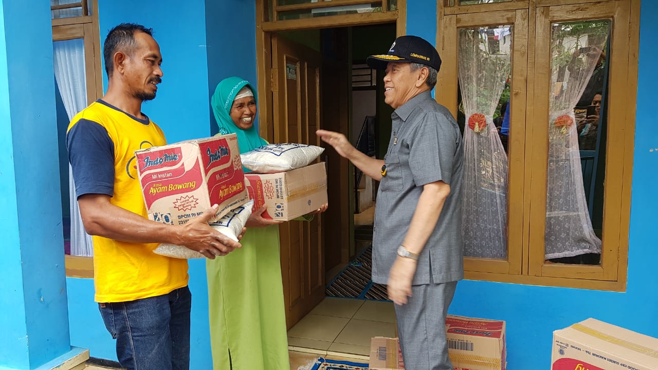 Tjetjep Turun Tangan Bantu Korban Longsor Cibeber