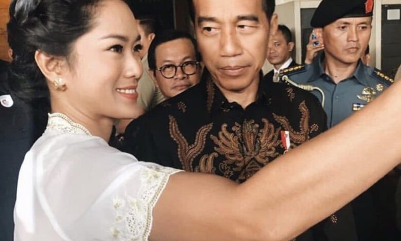 Jokowi Tatap Prisia Nasution, Netizen Gagal Fokus