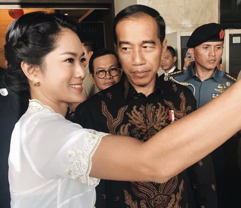 Jokowi Tatap Prisia Nasution, Netizen Gagal Fokus