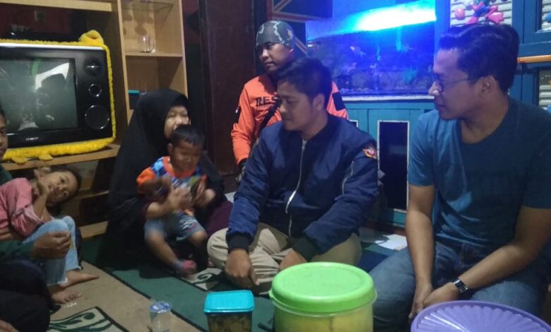 Karang Taruna Kabupaten Cianjur mengunjungi rumah duka almarhumah Nuryani yang meninggal karena dipatuk ular