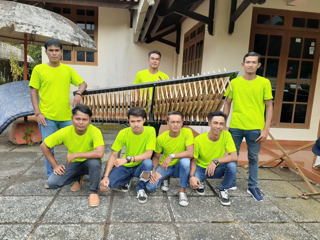 Q Sumy Angklung merupakan grup musik tradisional angklung asal Cianjur.