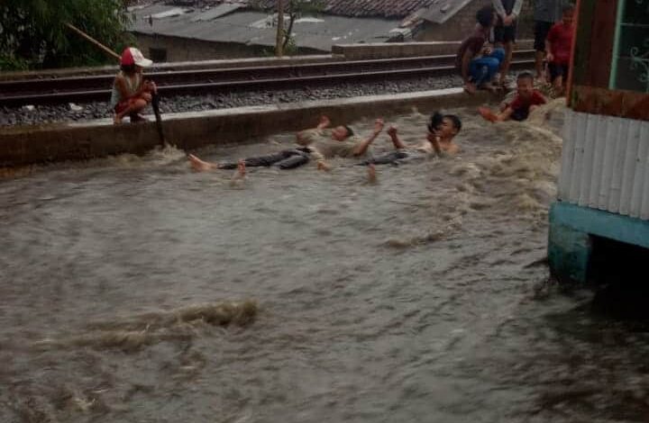 Banjir melanda Gang Jembar RT05 RW15, Jalan Aria Cikondang, Kelurahan Sayang, Kecamatan Cianjur,